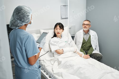Preview: Doctor Talking To Patient And Her Relative