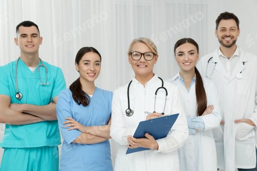 Preview: Portrait of medical doctors wearing uniforms indoors