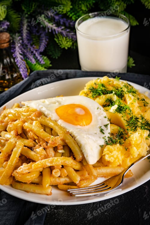 Preview: Fried eggs with boiled potatoes and yellow string beans.