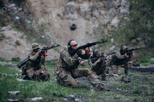 Preview: Four Ukrainian soldiers aiming their weapons during training