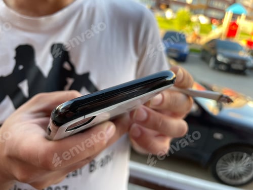 Preview: Using a mobile phone for social networks