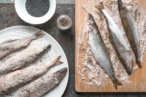 Preview: Smelt on a plate and on a cutting board, salt and spices