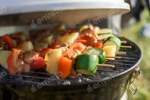 Visualização: Pieces meat and vegetables bbq on grill