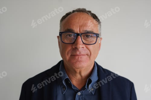 Preview: Senior business man looking on camera inside company office - Portrait of elderly elegant person