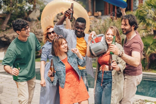 Visualização: festa na piscina - amigos dançando ao som da música - ano novo no sul do país - festa de aniversário