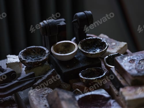 Preview: Different bowls in jewelry shop