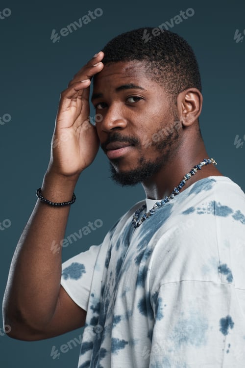 Vista previa: Young African American Man Studio Portrait