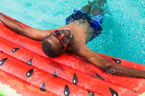 Preview: Happy seniors in the swimming pool