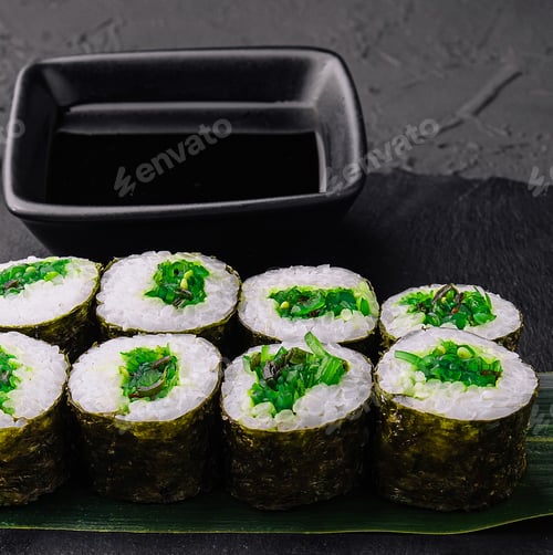 Preview: Maki Sushi with Spring Onion inside