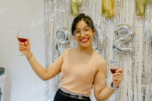 Visualização: Uma garota se divertindo em uma festa