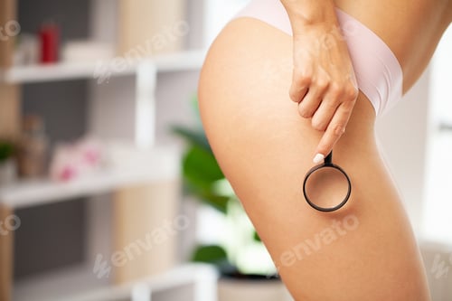Preview: A woman who puts a loupe on her leg.