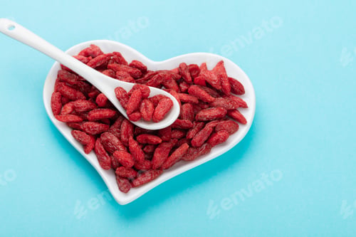 Preview: Goji berries isolated on white background.