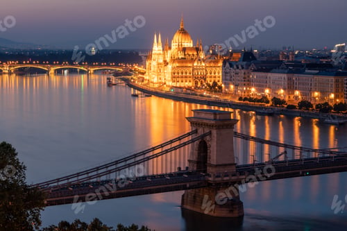 Preview: The Hungarian Parliament building and chain bridge in Budapest, in the evening