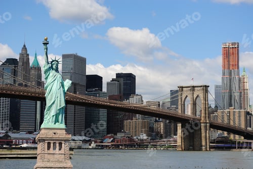 Preview: The Landmark Statue Of Liberty Against The Impressive New York City Skyline.