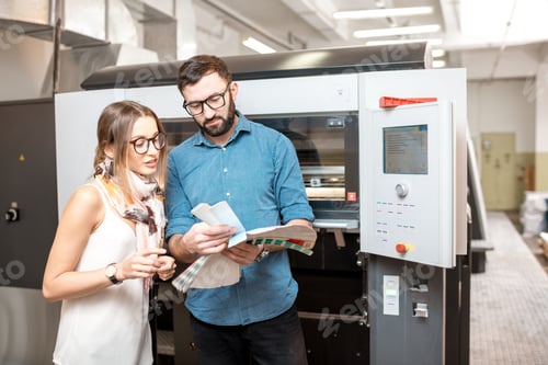 Preview: Woman with print operator at the manufacturing