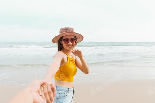 Preview: Asian women sprints hand in hand on tropical beach