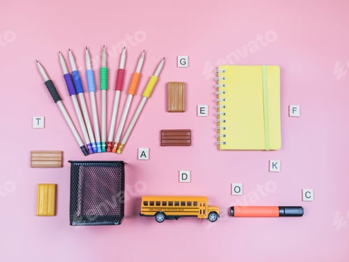 Visualização: Conjunto de material escolar em rosa.