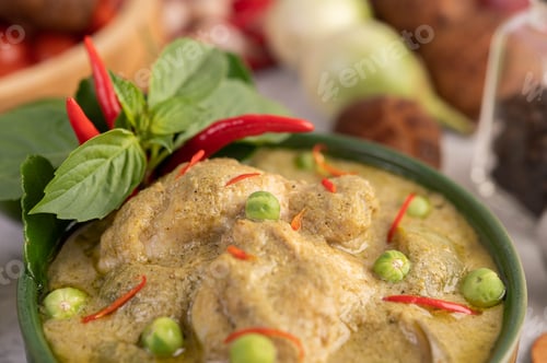 Preview: Chicken green curry in a bowl .