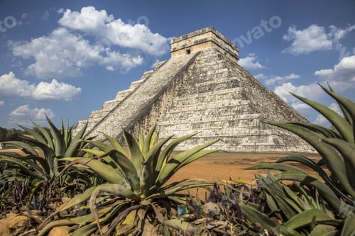 Preview: Beautiful shot of the famous Mayan pyramid complex of Chichen Itza in Mexico