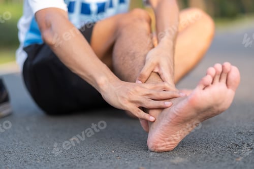 Preview: Young fitness man holding his sports leg injury