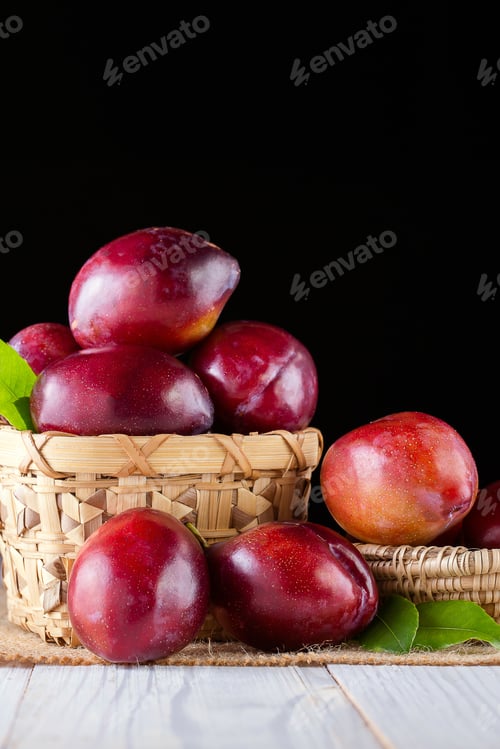 Ciruelas dulces sobre fondo de madera