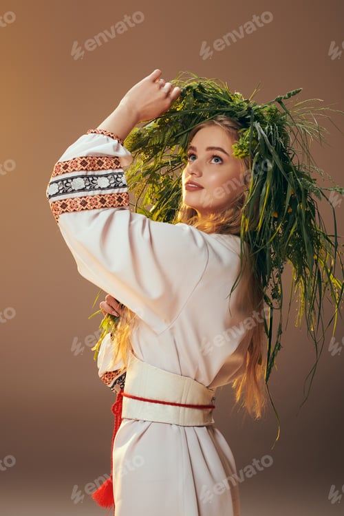 Preview: Enchantress of the forest: woman adorned with a magical wreath