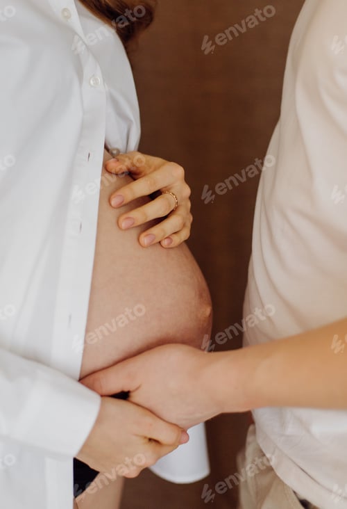 Preview: Maternity photos of a couple in studio