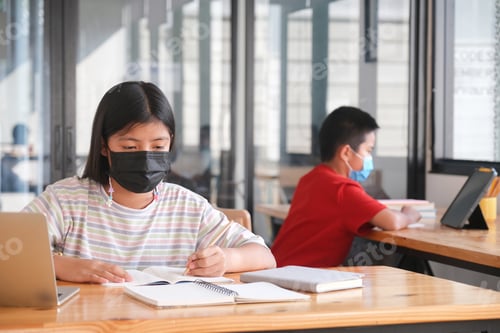 Visualização: Estudante e menina estudando em casa