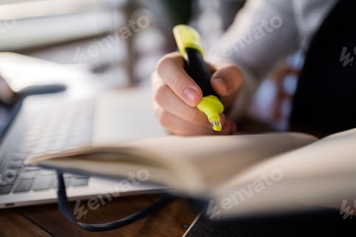 Preview: marker daily planner writes the plan on paper