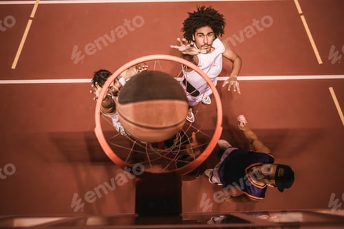 Vista previa: Chicos jugando al baloncesto
