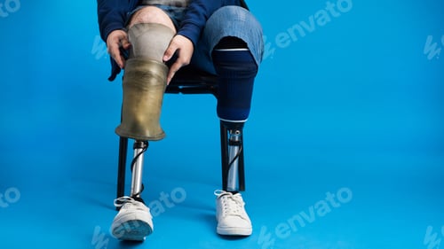 Preview: View of a man with prosthetic legs and white sneakers