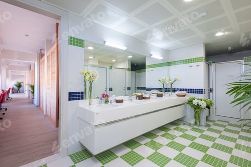 Visualização: Foto grande angular de um banheiro moderno e espaçoso.