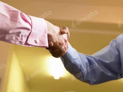 Preview: Close up of businessmen shaking hands