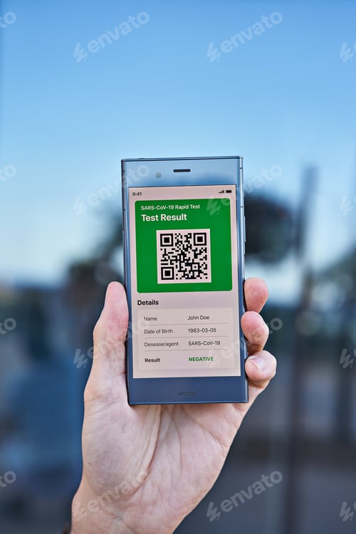 Vista previa: La mano masculina sostiene el teléfono inteligente que muestra en la aplicación el resultado negativo de la prueba