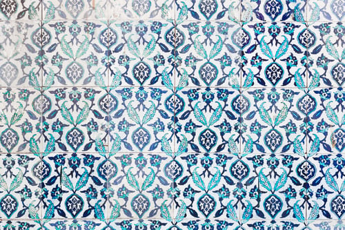 Preview: Seamless pattern white Turkish tiles with blue ornaments. Old surface texture, wall in mosque
