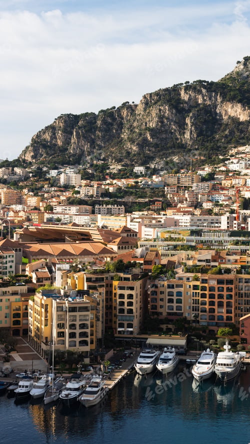 Vorschau: Eine vertikale Aufnahme von Gebäuden in der Nähe des Wassers in Monte Carlo, Monaco