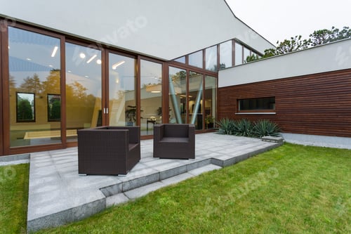 Preview: Modern mansion with patio