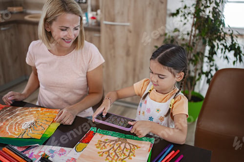 Preview: Mother and daughter take pictures of artwork with mobile camera