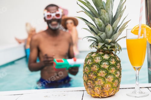 Preview: Happy seniors in the swimming pool