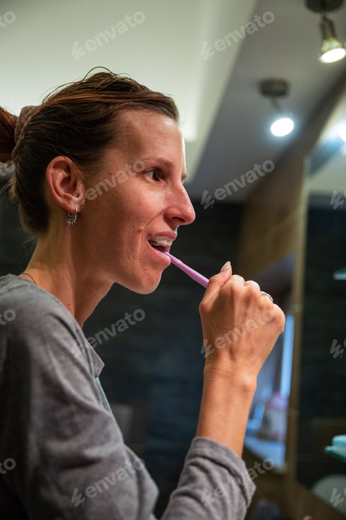 Preview: Woman brushing her teeth