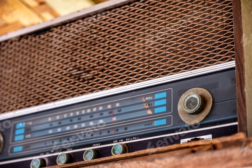 Preview: Old wooden radio receiver obsolete