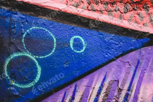 Visualização: Detalhe de um grafite de rua anônimo com muitas cores, fundo urbano alegre.