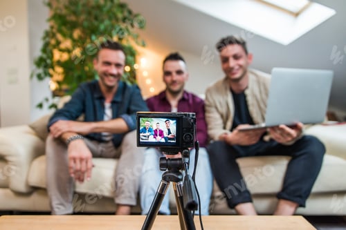 Preview: Influencers vlogging from home