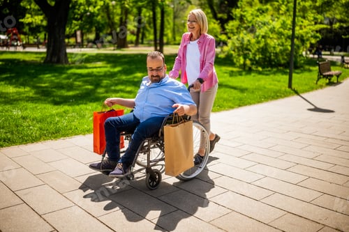 Vorschau: Mann im Rollstuhl mit Freund
