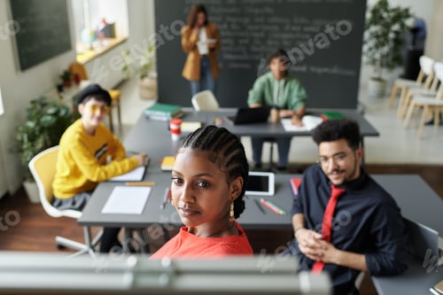 Visualização: Mulher usando flipchart na aula