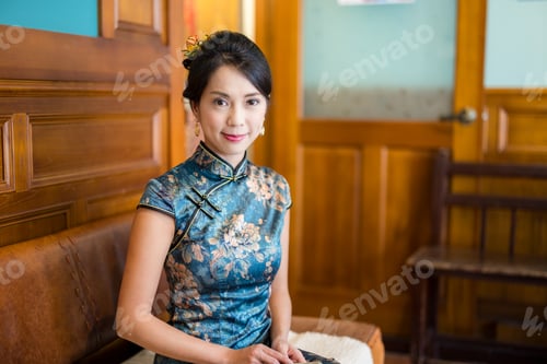 Preview: Woman wear traditional chinese cheongsam in the vintage restaurant