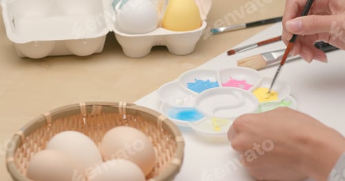 Preview: Painting on egg for Easter holiday at home