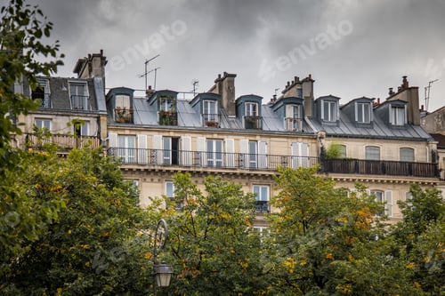 Preview: Beautiful shot of a building in Paris