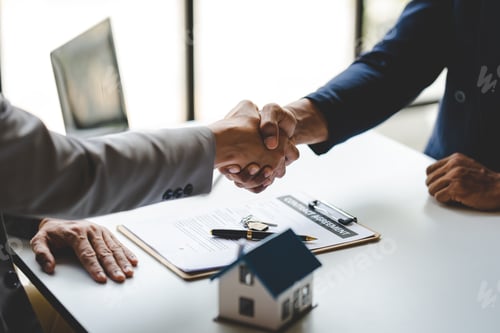 Preview: real estate agent Delivering sample homes to customers, mortgage loan contracts. Make a contract for