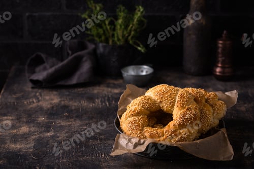 Preview: Traditional Turkish bagel simit with sesame